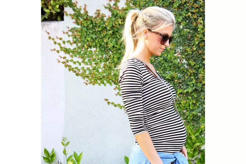 ¡Sí a las rayas! No importa si ensanchan, en el embarazo hay que lucir la panza