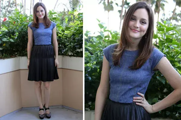 Leigthon Meester, ideal para una salida con amigas: vestidito en la gama de los azules con falda tableada y sandalias con tachas