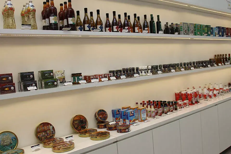 Te podés llevar, entre otros productos importados, galletitas, té, arroz, condimentos y leche de coco