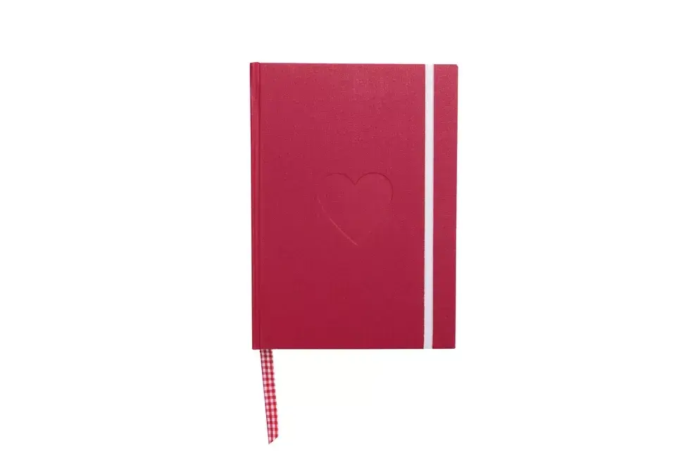 Cuaderno de hojas lisas o rayadas (María piensa corazones, $120)