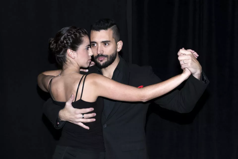 El tango es un baile muy sensual, que si además se hace a ciegas puede despertar otros sentidos