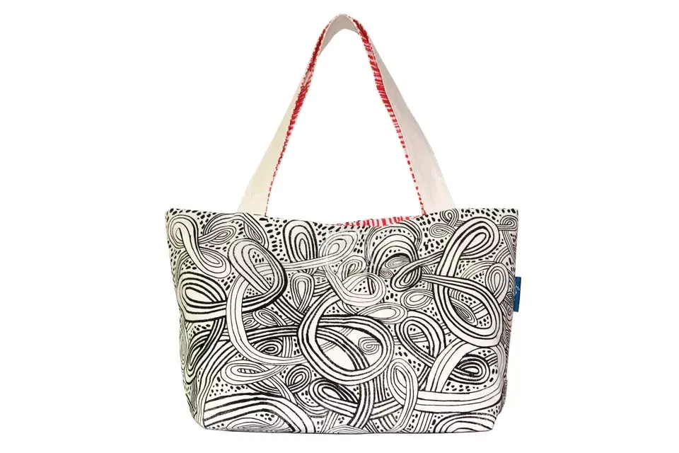 Bolso guardatutti (La Maraña, $190). Modelo Amelia, con tela serigrafiada.