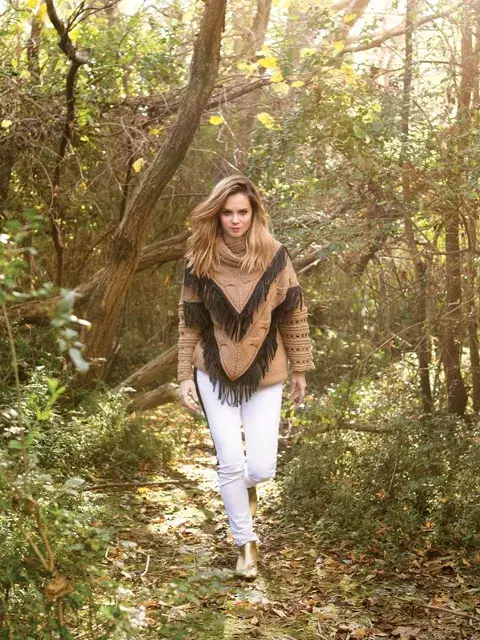 Polera (Jazmín Chebar, $7200). Pantalón (Peuque, $429),. Botas (American Pie, $1700). Foto: Martín Pisotti.