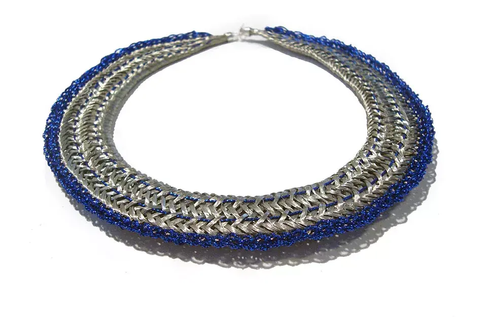 Collar con detalles en azul (María Médici $500)