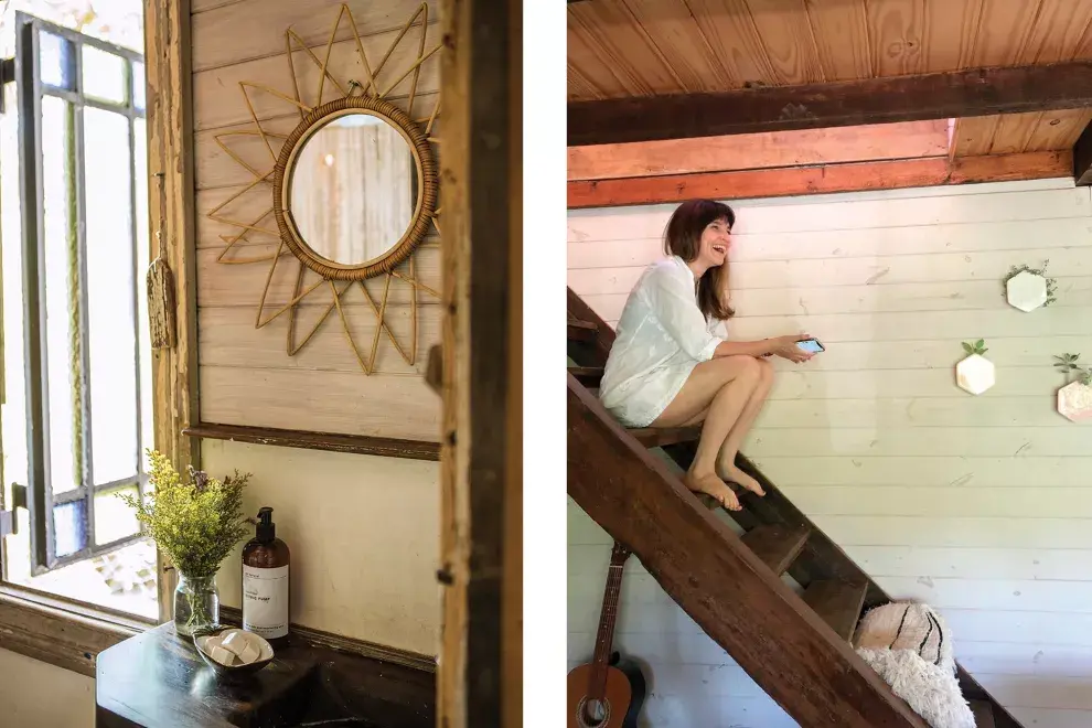 Izquierda, un bañito: es mini, pero lo amamos, tiene mucha calidez. Espejo Malvón (@unahechoamano, $3990). Macetitas colgantes (@takumi).