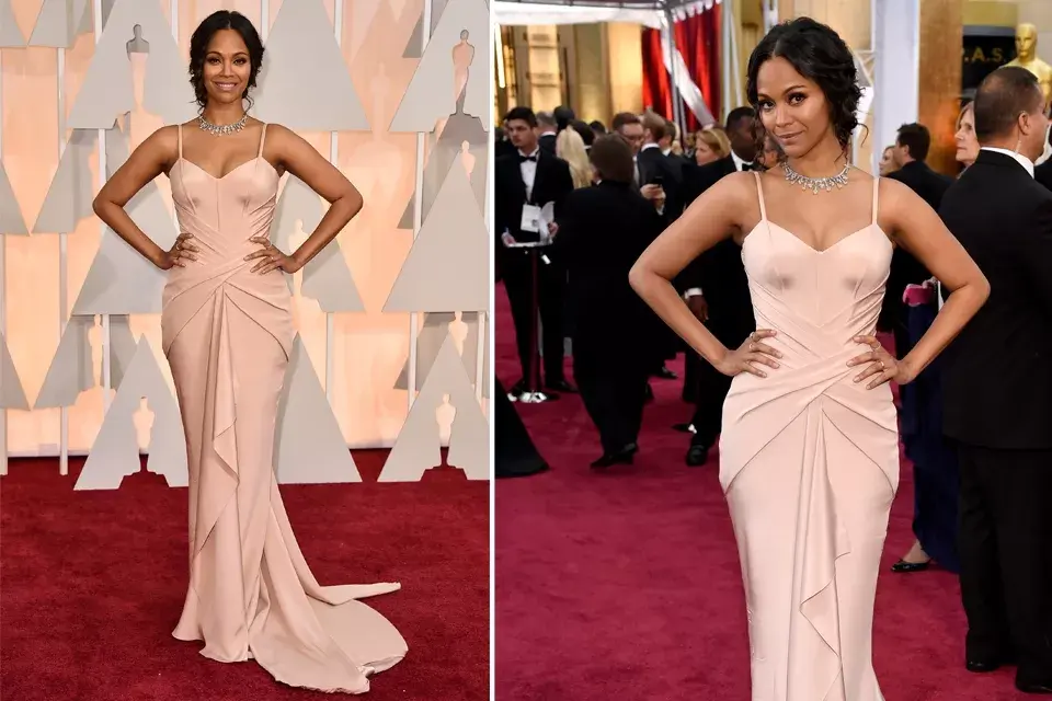 Muy sexy, Zoe Saldana se enfundó en un Atelier Versace color nude rosáceo y destacó su cuello con un collar de diamantes