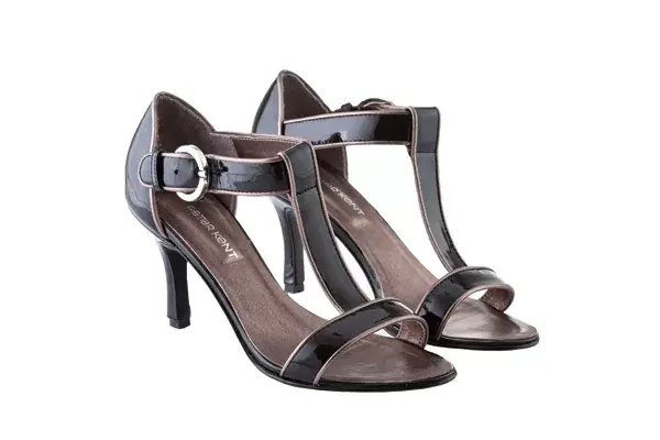 Sandalias de charol (Peter  Kent, $2100)