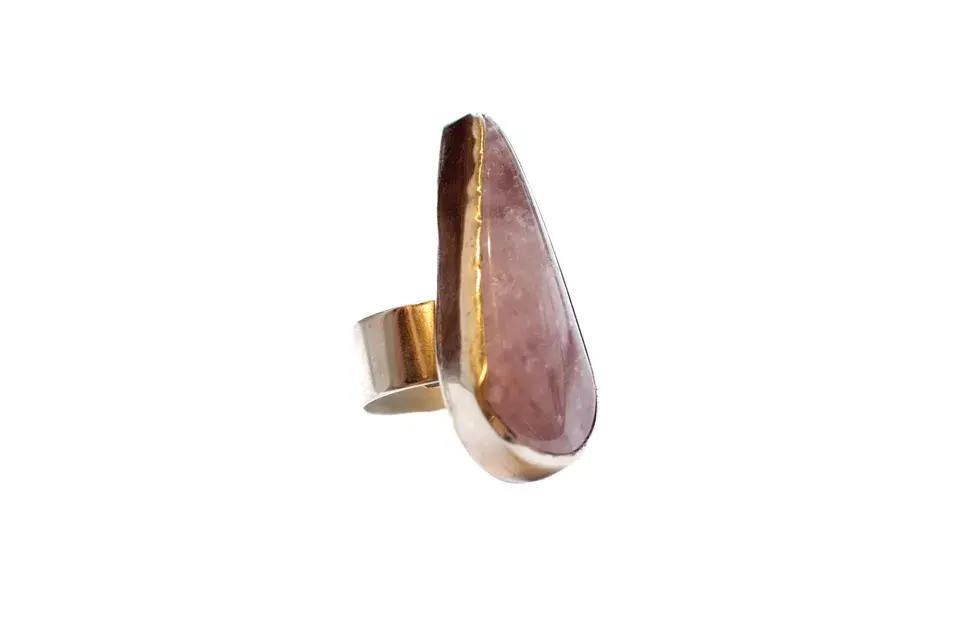 Anillo gota de cuarzo (Cuatromusas, $630)