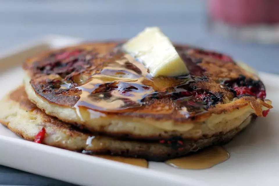 Hot cakes de frambuesa con salsa de chocolate del brunch Estrellado