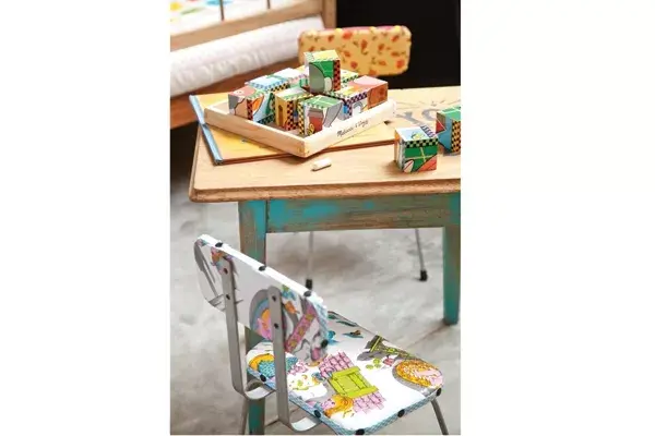 Otro que le dice sí al pizarrón. Además, sobre el pupitre, juguetes que decoran: soldaditos a cuerda de chapa y gato tejido en lana merino ($198 y $297, chapó loló)