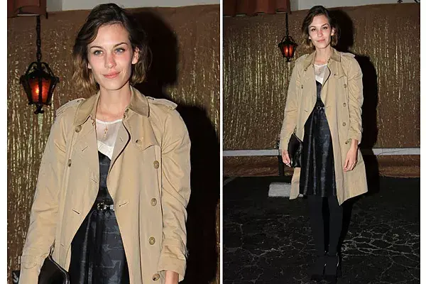 Alexa Chung optó por el clásico trench, siempre vigente