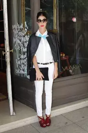 Agustina Córdoba, de blanco y negro con toques de color. ¿Te gusta el moño celeste que se puso en el cuello?