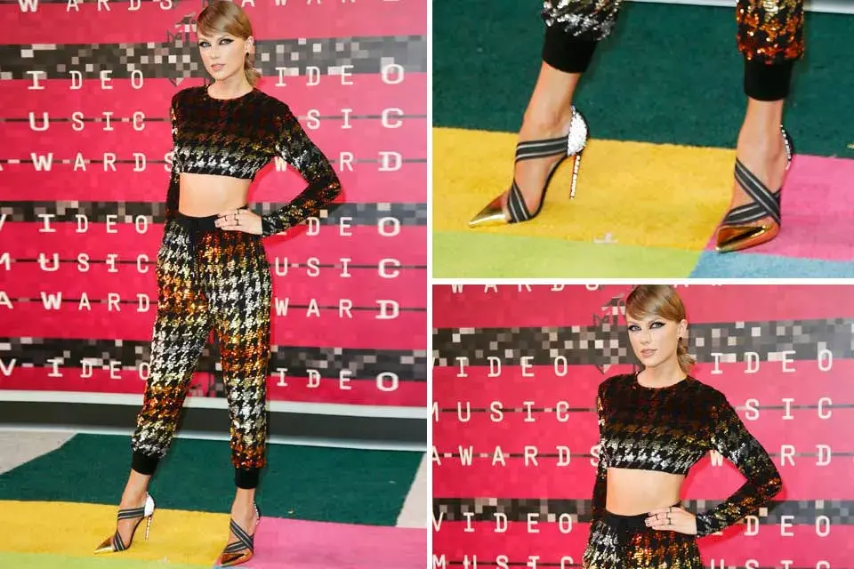 Taylor Swift llegó al evento con un conjunto de pantalón y crop top firmado por Ashish. ¿Los zapatos? de Christian Louboutin