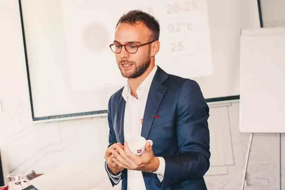 Steffano Giannini, originario de Trieste, dando una charla sobre lo que más sabe: café