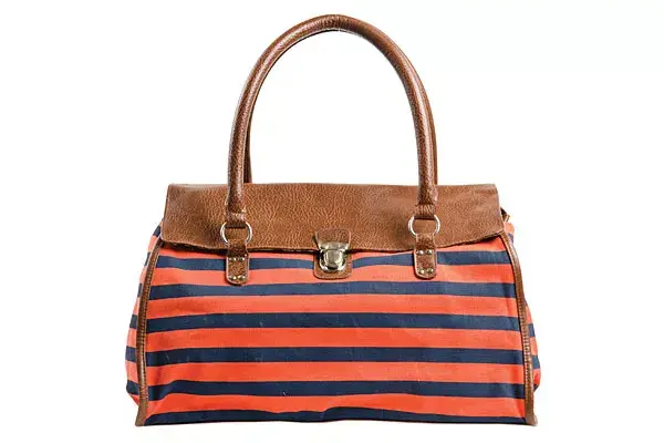 Bolso de lona con tapa y correa de cuero (Basement, $189)