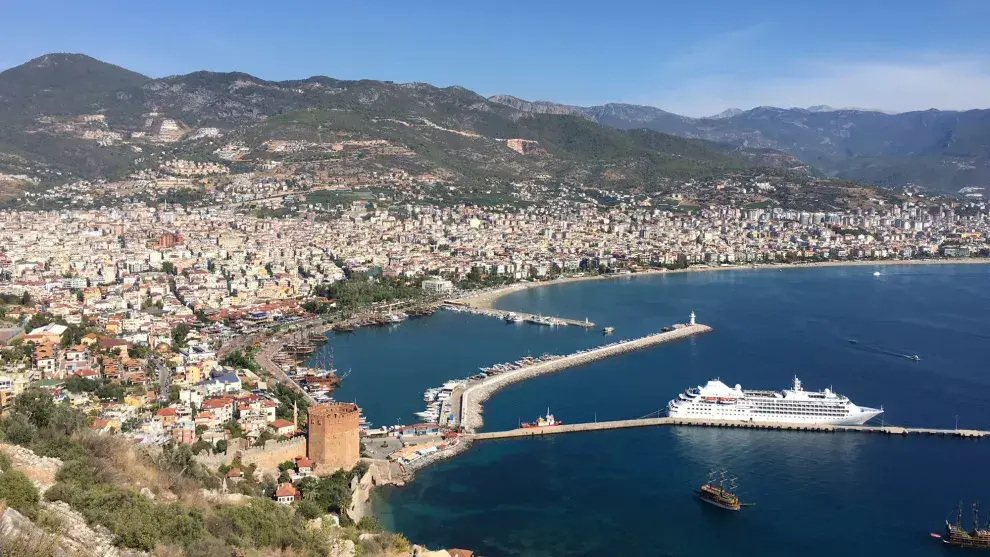 Las playas, el clima cálido y los precios accesibles han convertido a Alanya, en Turquía, en un imán para turistas, en especial escandinavos sedientos de sol