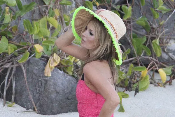 Divina, Kate Moss usa un sombrero con detalles flúo y el pelo suelto