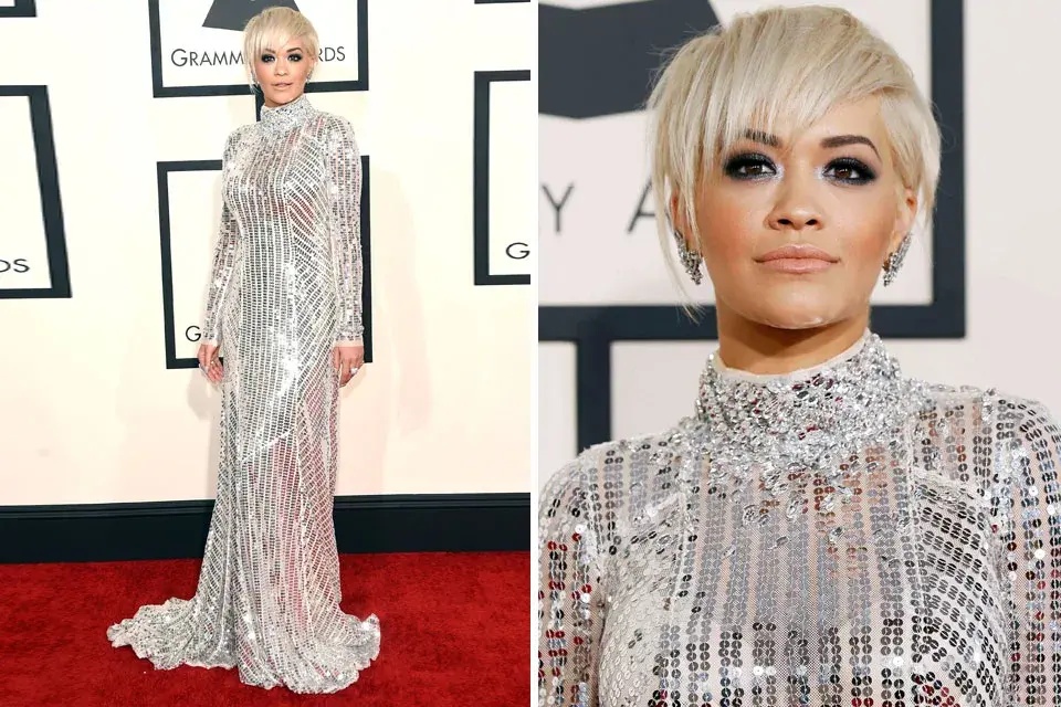 Rita Ora con un diseño en color plata, largo y bien, bien brillante firmado por Prada