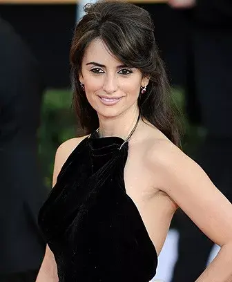 Penélope Cruz, la única de negro.
