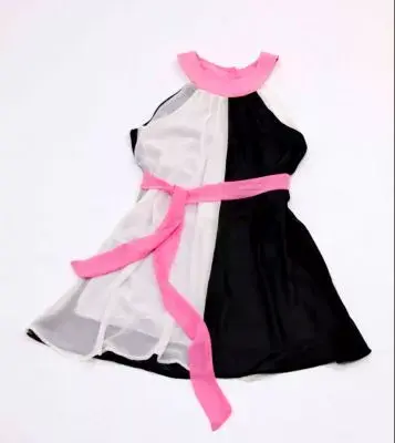 Vestido con cuello y lazo en rosa fuerte que realza sobre el tradicional blanco y negro (Basilotta, $286)