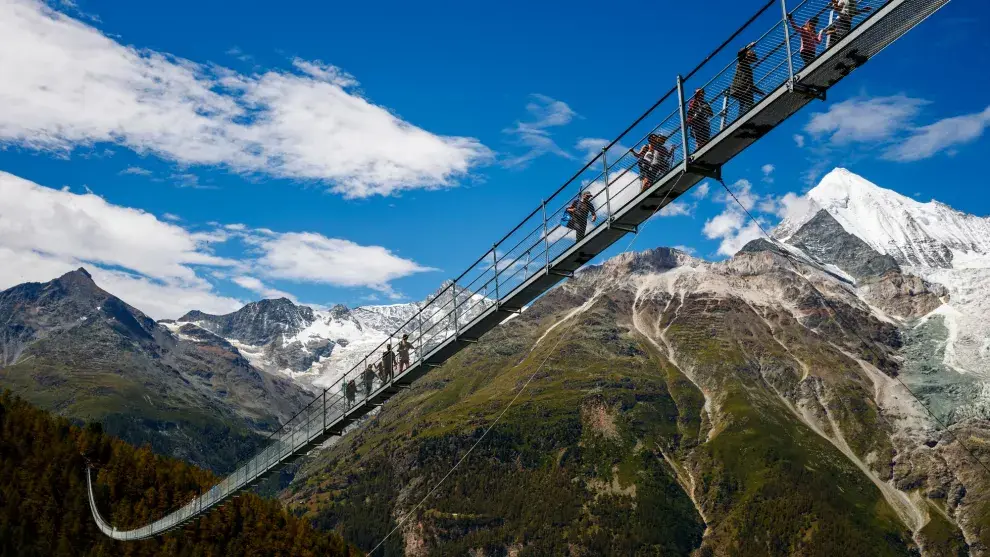 El puente suizo tiene 494 metros de largo y es parte de una ruta de trekking entre Grächen y Zermatt