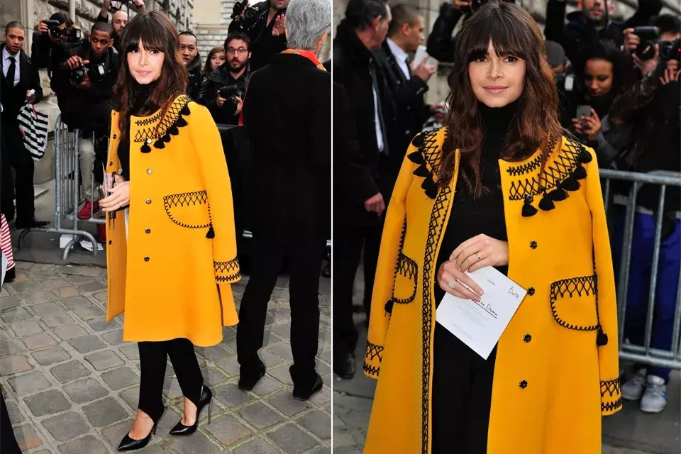 La famosa editora rusa Miroslava Duma, optó por un abrigo amarillo shocking que destacaba sobre su atuendo en negro para asistir a alguno de los desfiles de la semana de la moda francesa