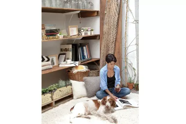 La Directora de arte, fotografía y dueña de Enseres en su living-sala de reuniones.