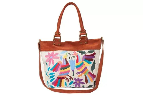 Bordada con flores y pájaros (Sofi Martiré, $1525)