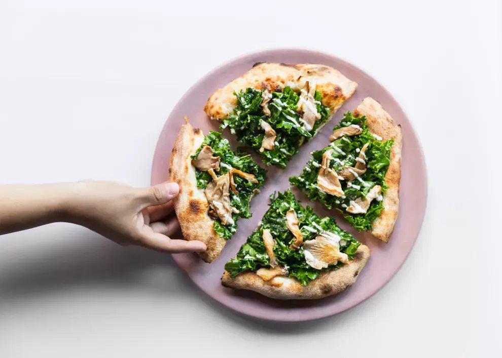 Pizza con kale crocante.