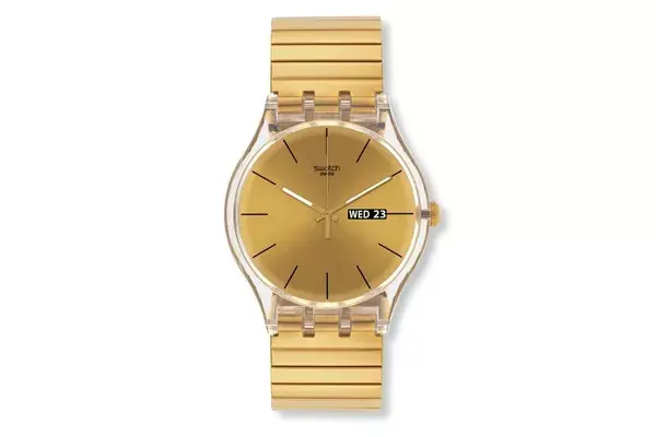 Dorado y plano, con mucho glamour (Swatch, $950)