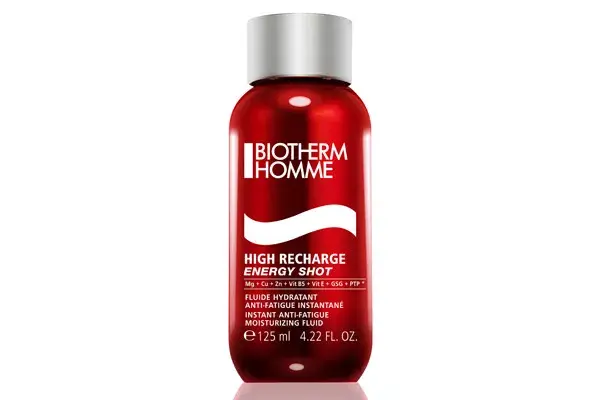 Para los que les gusta cuidarse, High Recharge Energy Shot de Biotherm Homme hidrata y despierta la piel fatigada ($290)