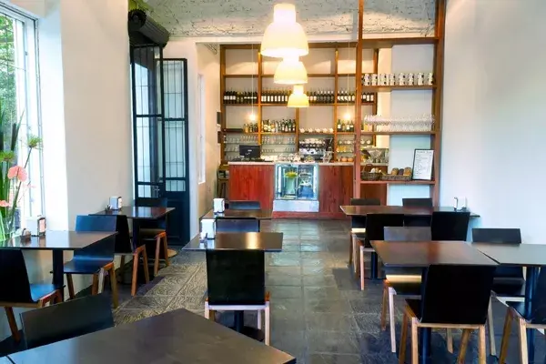 Sereno, luminoso, cálido y amplio. Los colores negro, blanco y marrón lideran armónicamente en un espacio con pocos elementos decorativos, aunque cuidadosamente seleccionados