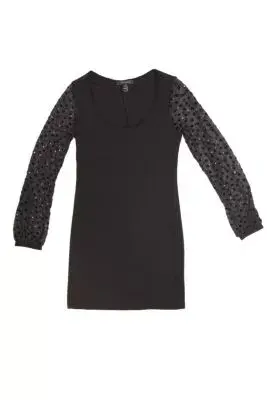 Clásico negro con mangas transparentes y escote redondo cerrado para las que no tienen mucho busto (Kosiuko, $568)