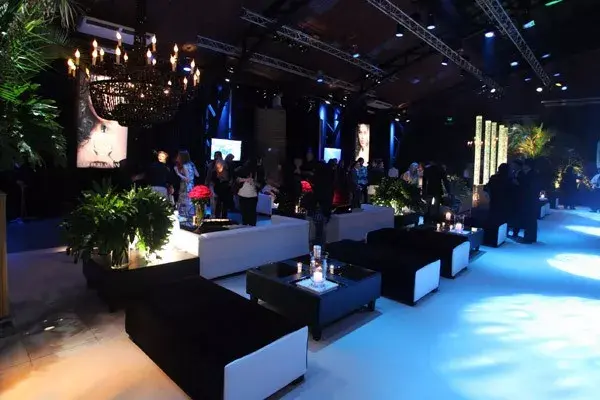 Livings y mesas bajas acompañaron la ambientación del salón