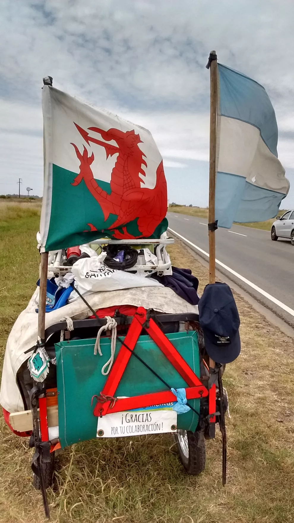 El "carricatre pilchero", como lo llama Echegaray Davies, pesa 180 kilos,.tiene cuatro ruedas de moto y las banderas de Argentina y Gales