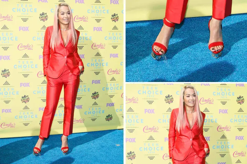 Rita Ora con un traje en rojo vibrante y sandalias de plataforma, todo, todo, todo de Max Mara. ¿Qué onda el look de pelo? ¿Te gusta?