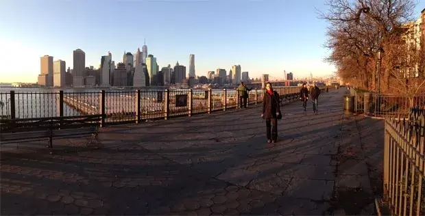 En Brooklyn Heights, con el distrito financiero, de Manhattan, y el puente de Brooklyn de fondo