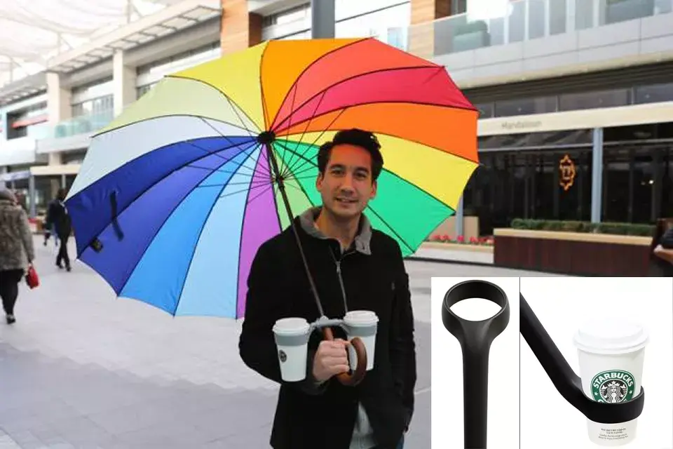 Practiquísimo, este paraguas con portavasos nos soluciona la vida cando no nos quedan más manos para agarrar las cosas