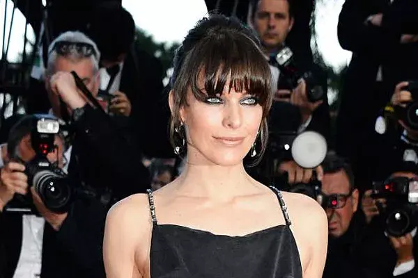 Un estilo sexy para Milla Jovovich, con el pelo recogido, flequillo largo y los ojos delineados. ¿Qué tal?