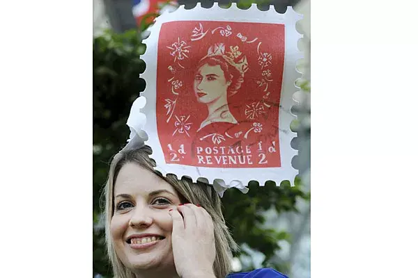 Tocado con estampilla de la reina