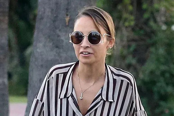 Nicole Richi peinó todo su flequillo hacia un lado, una opción para cuando hace mucho calor y el pelo molesta sobre la frente