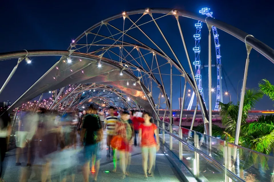 El puente Helix, en la zona de Marina Bay, uno de los nuevos atractivos de la ciudad