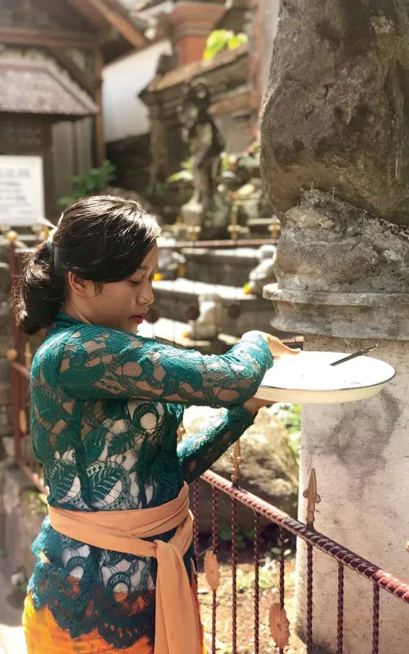 Ofrendas: son armadas con flores, comida y sahumerios. las hacen como símbolo de agradecimiento.