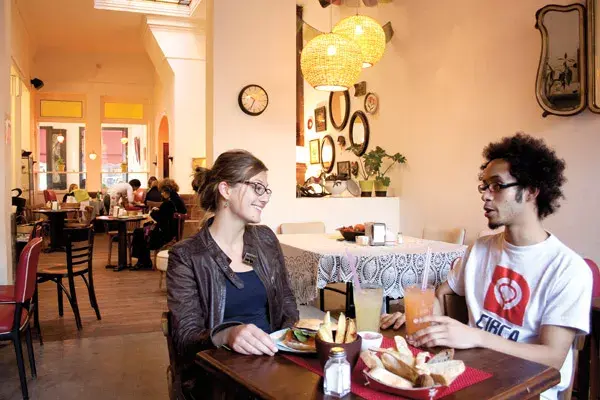 Malvón es una confitería, panadería, lugar para cenar, desayunar o quedarse toda la tarde en sus sillones
