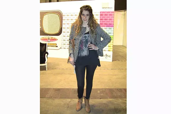 Mix de estilos: chaqueta de tweed y remera estampada