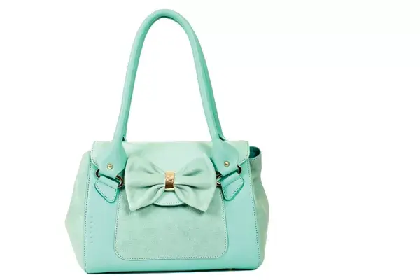 Baúl de cuero con moño (Lázaro, $1158)