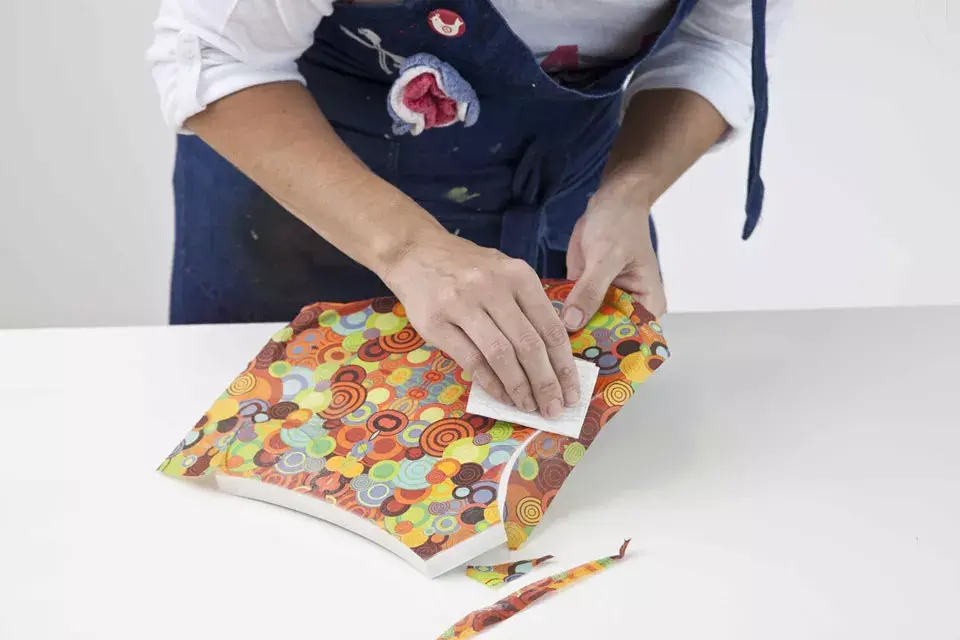 3/ Dejar secar muy bien la pieza antes de seguir, ya casi la tenemos; luego, con la ayuda de una lija fina, retirar los restos de servilleta que quedaron en los bordes, con cuidado de no dañar el diseño