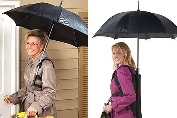 ¡Cómo este soporte para paraguas no se inventó antes! Ideal para cargar muchas cosas en la mano un día de lluvia