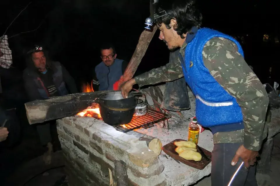 El guiso en plena preparación, perfumado por las brasas y el vino tinto