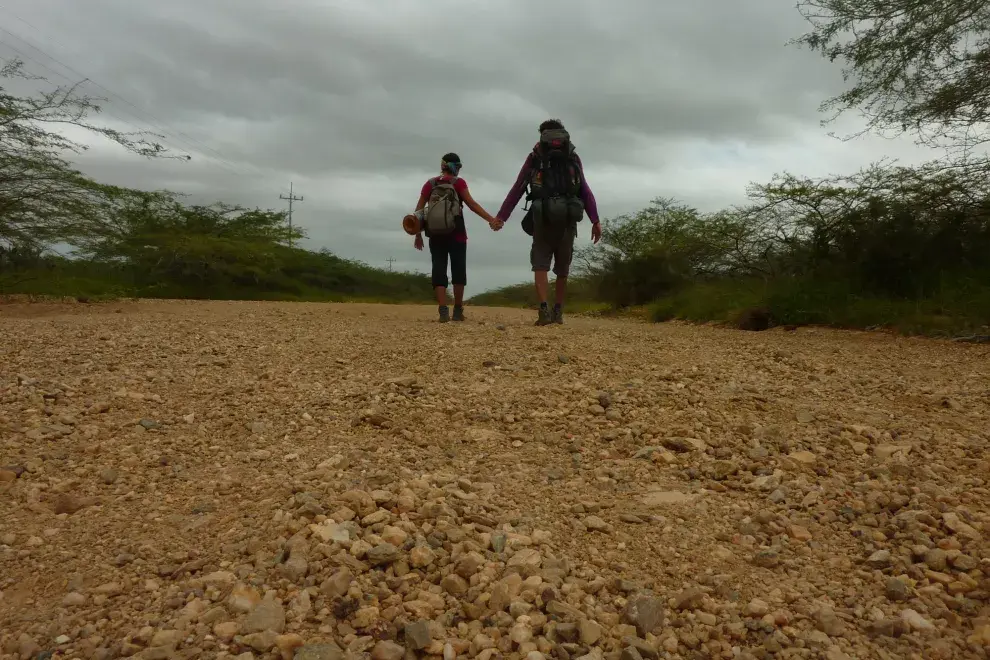 Caminando el desierto de Colombia. Gentileza Juan Villarino y Laura Lazzarino